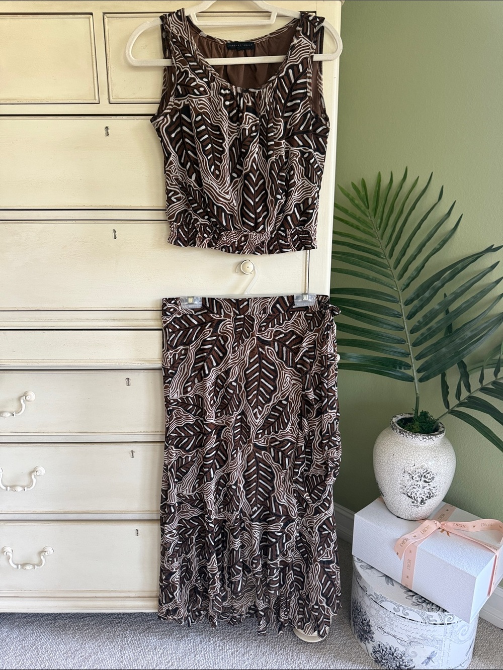 Jane and Delancey Brown and Cream top and skirt Leaf-Print size small - Picture 9 of 15